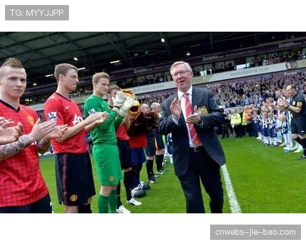 老特拉福德全场起立鼓掌，向即将退役的曼联功勋老将致敬